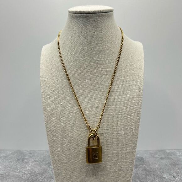 Authentic Louis Vuitton Gold Tone Single Chain Padlock & Key Charm Necklace 326 - Picture 1 of 14